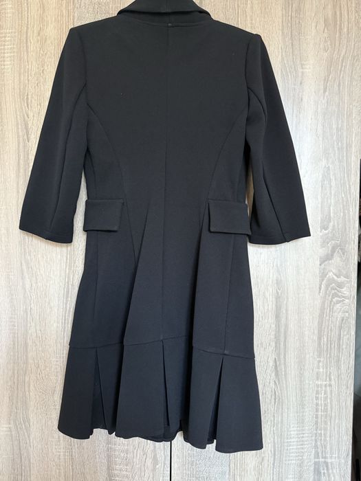 Черна рокля с декоративни копчета