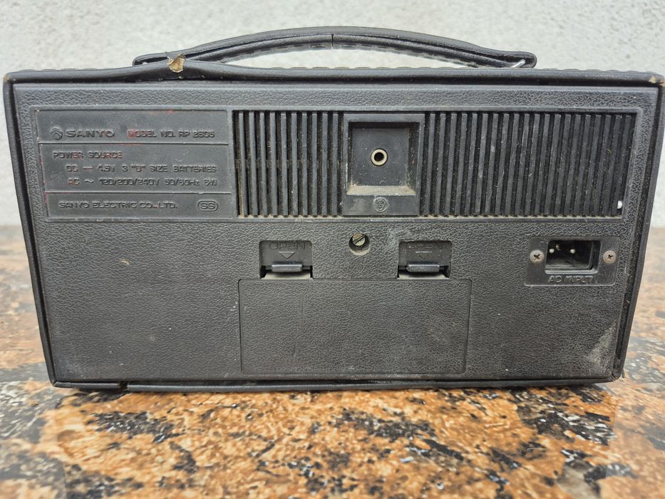 Vând Radio portabil marca Sanyo model cu miner functional