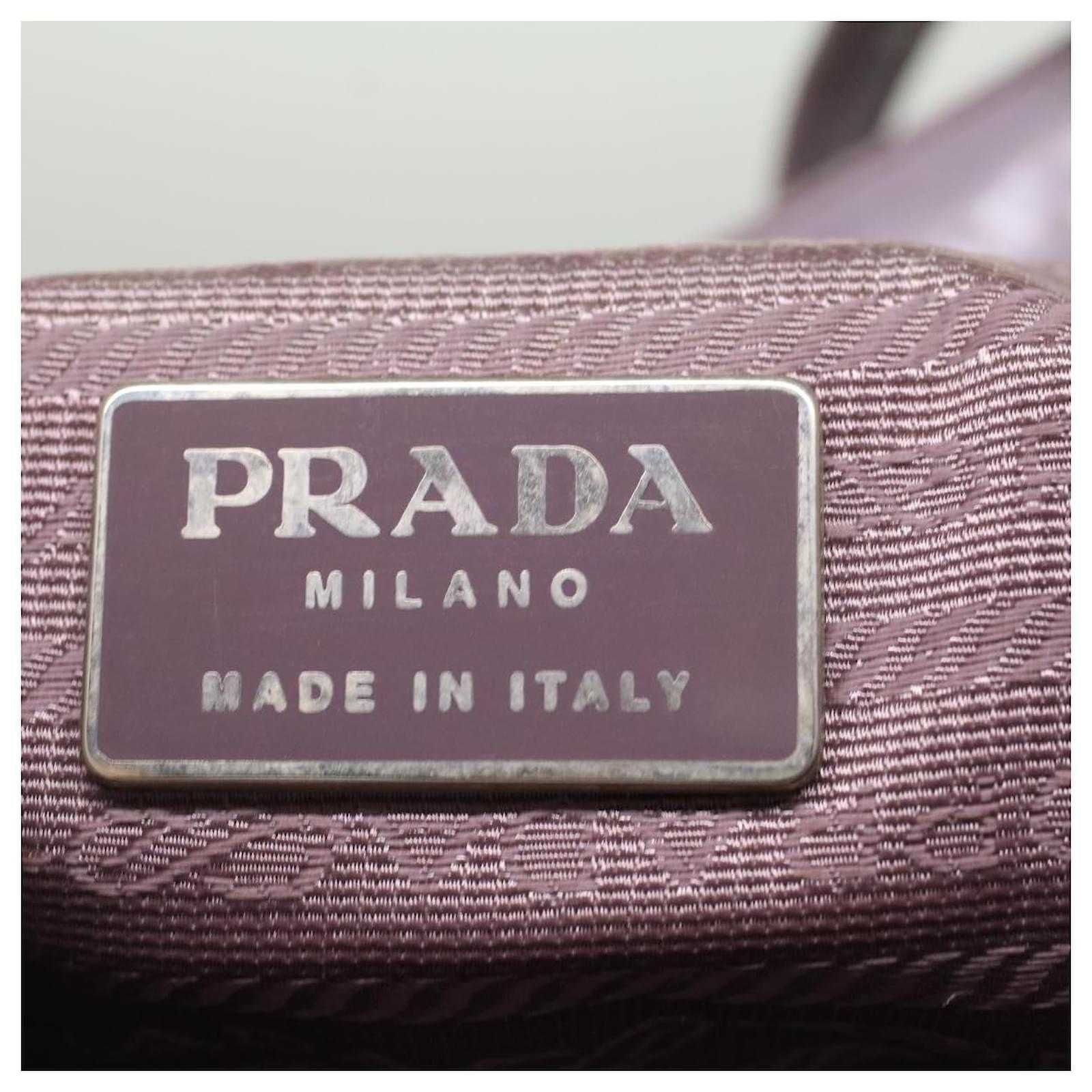 Оригинална чантичка PRADA лилава кожена дамска лачена чанта