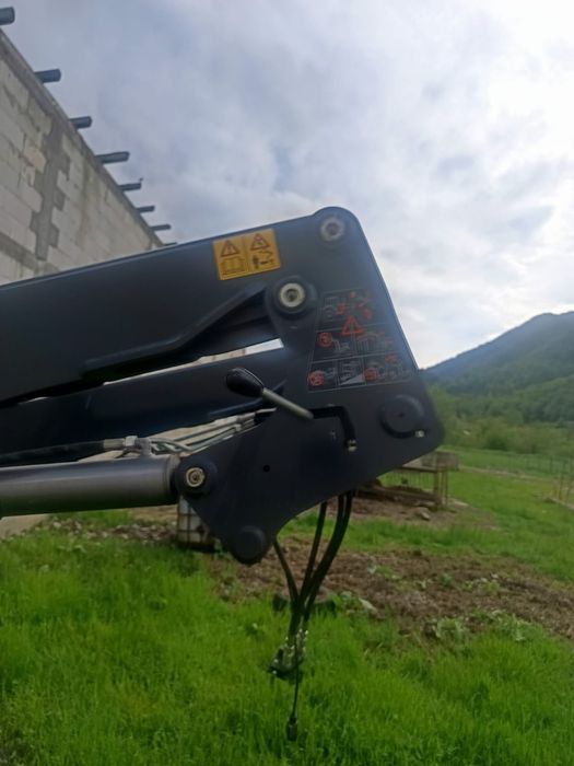 vând încărcător frontal marca Stoll