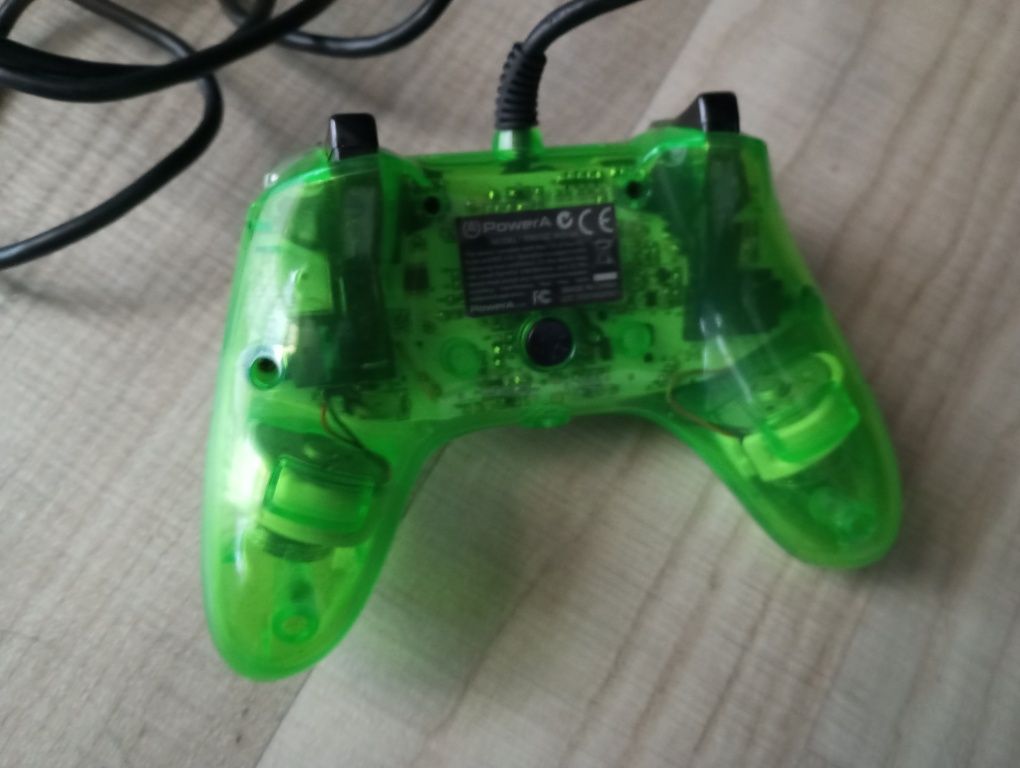Продавам джойстик за xbox 360
