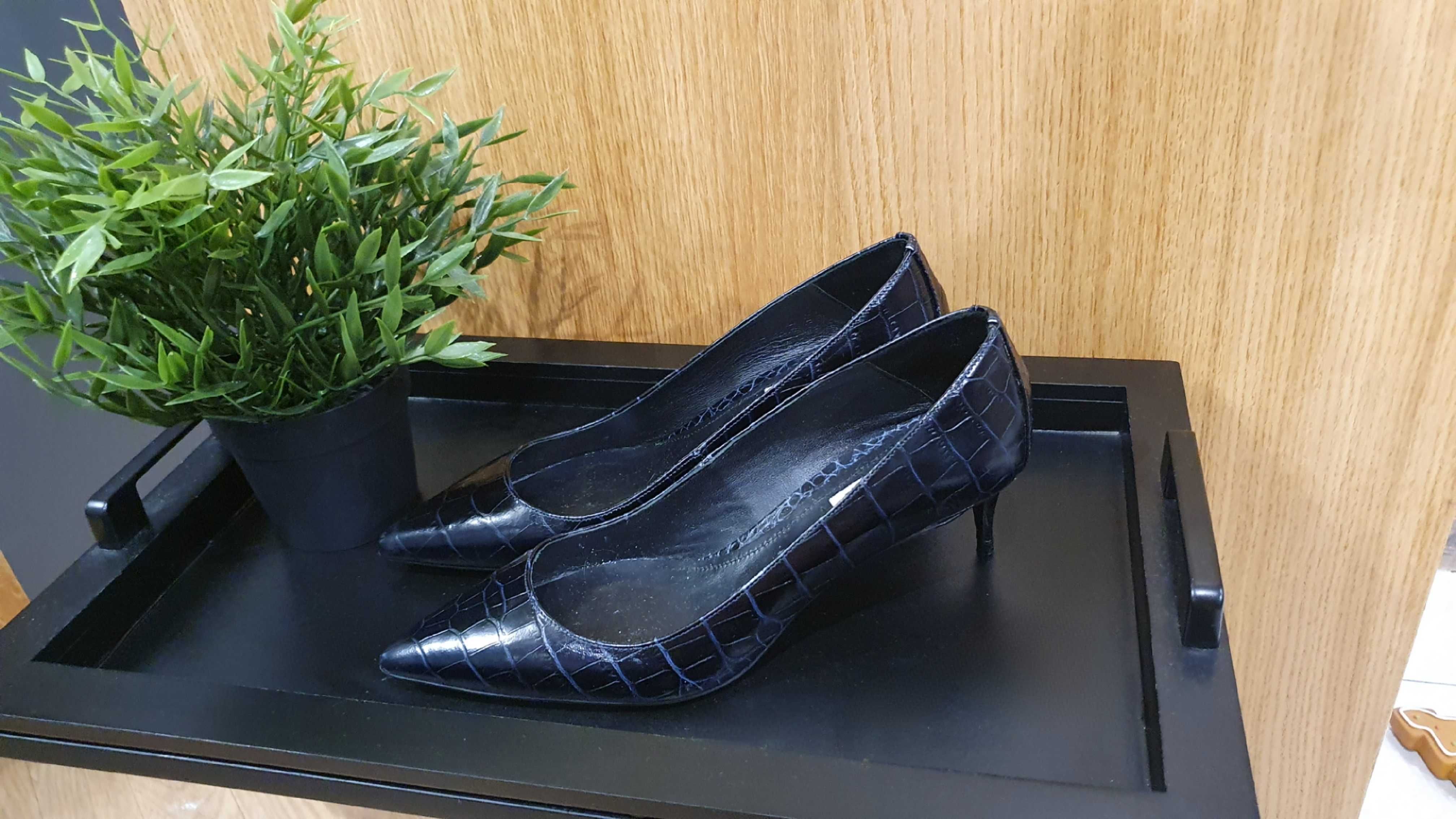 Дамски обувки N37 и кожена чанта Massimo Dutti