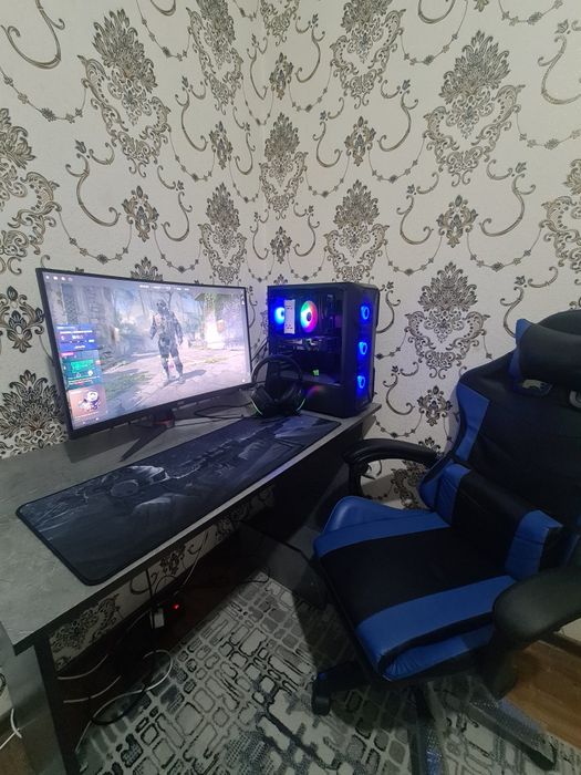 Полный ПК комплект в подарок: стол и игровое кресло.