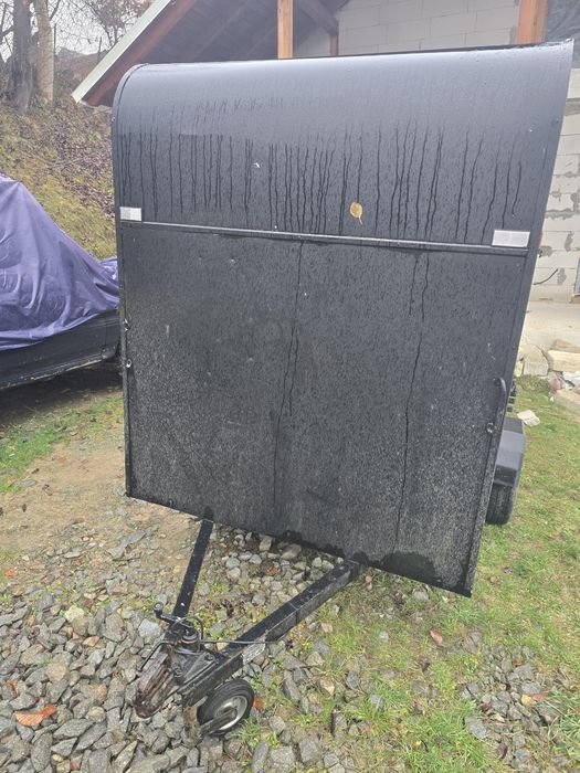 De vânzare remorcă închisă TICKNERS – 1 axă, ușoară (100 kg gol)