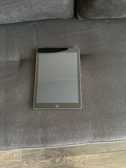 iPad 5th Gen Wi-Fi & Cellular