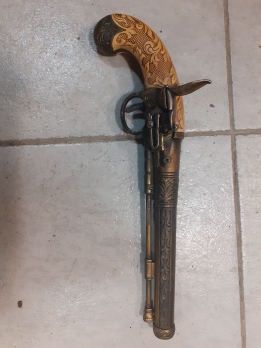 Красив клетъчен пистолет,пищов,оръжие