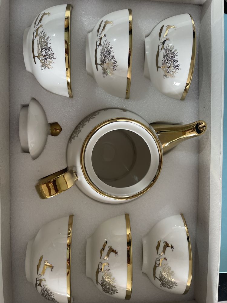 Чайный сервиз, чайник и 6 пиала