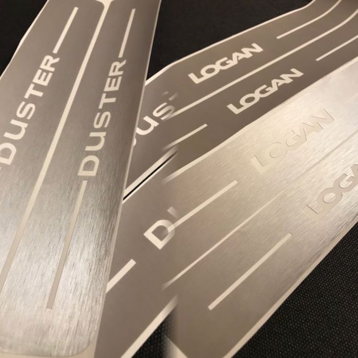 Ornamente protectie praguri Duster si Logan efect aluminiu