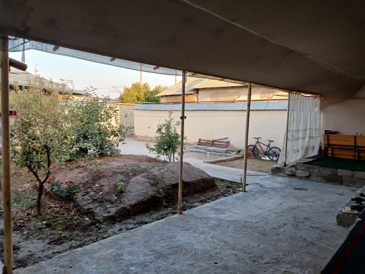Hovli uy sotiladi