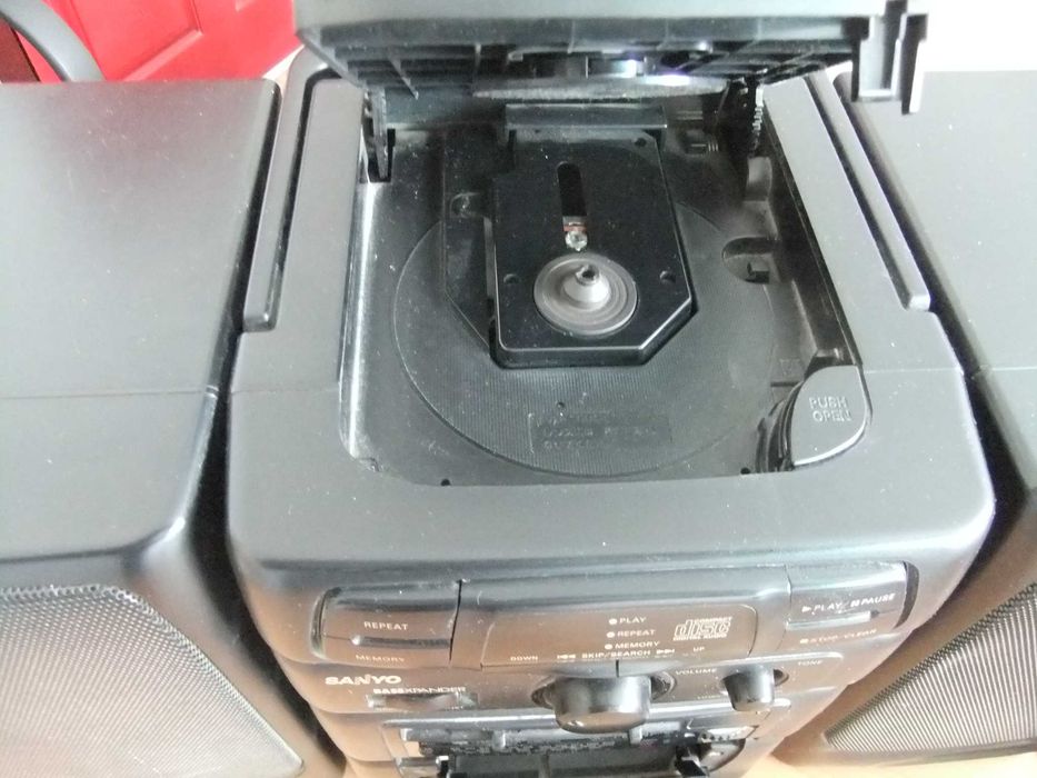 Sanyo Mcd-S660L  is a Portable CD player