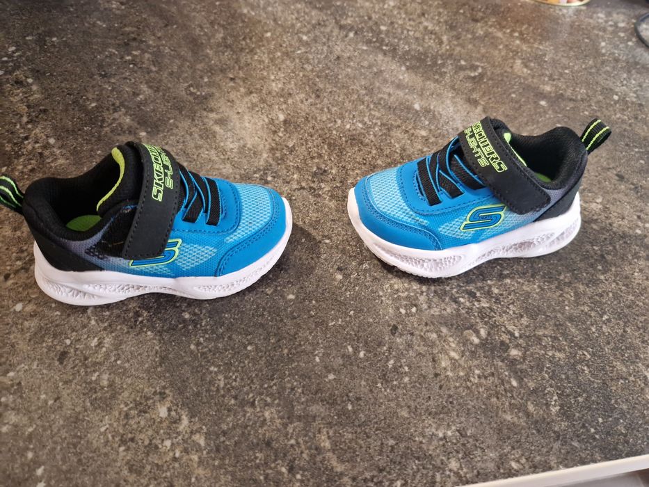 Adidasi cu lumini Skechers 21