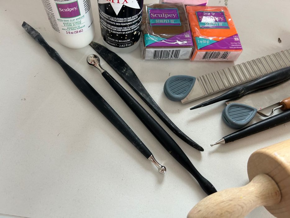 полимерна глина с инструменти за изработка