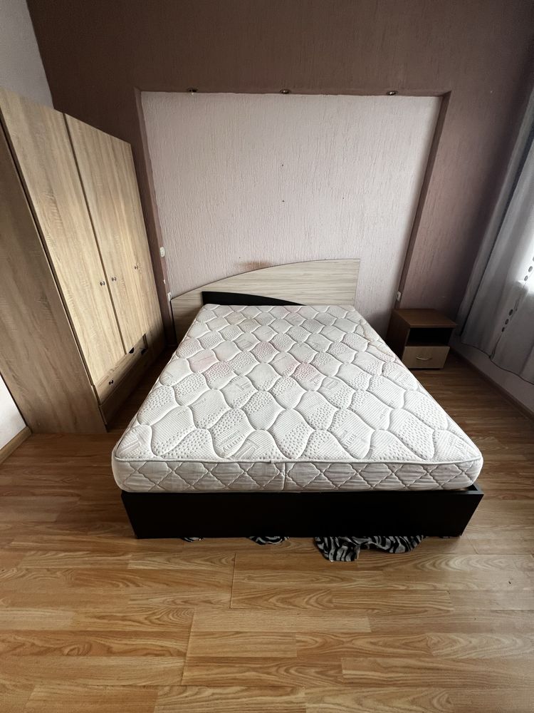 Спалня с матрак