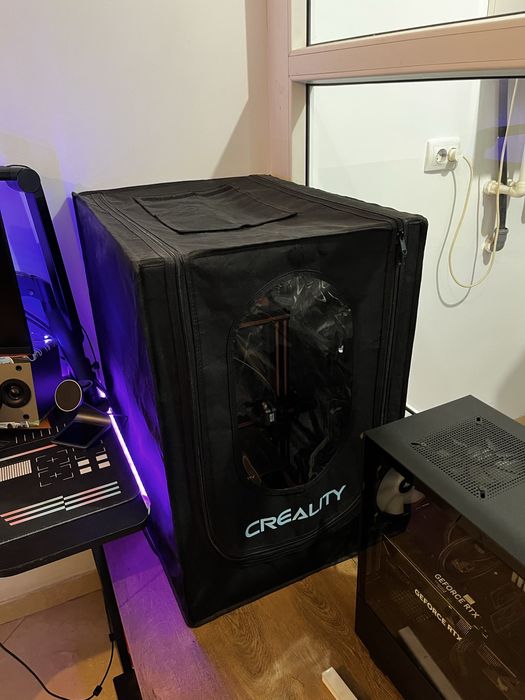 Creality Ender 3V2 cu direct drive extruder, bed leveling si enclosure