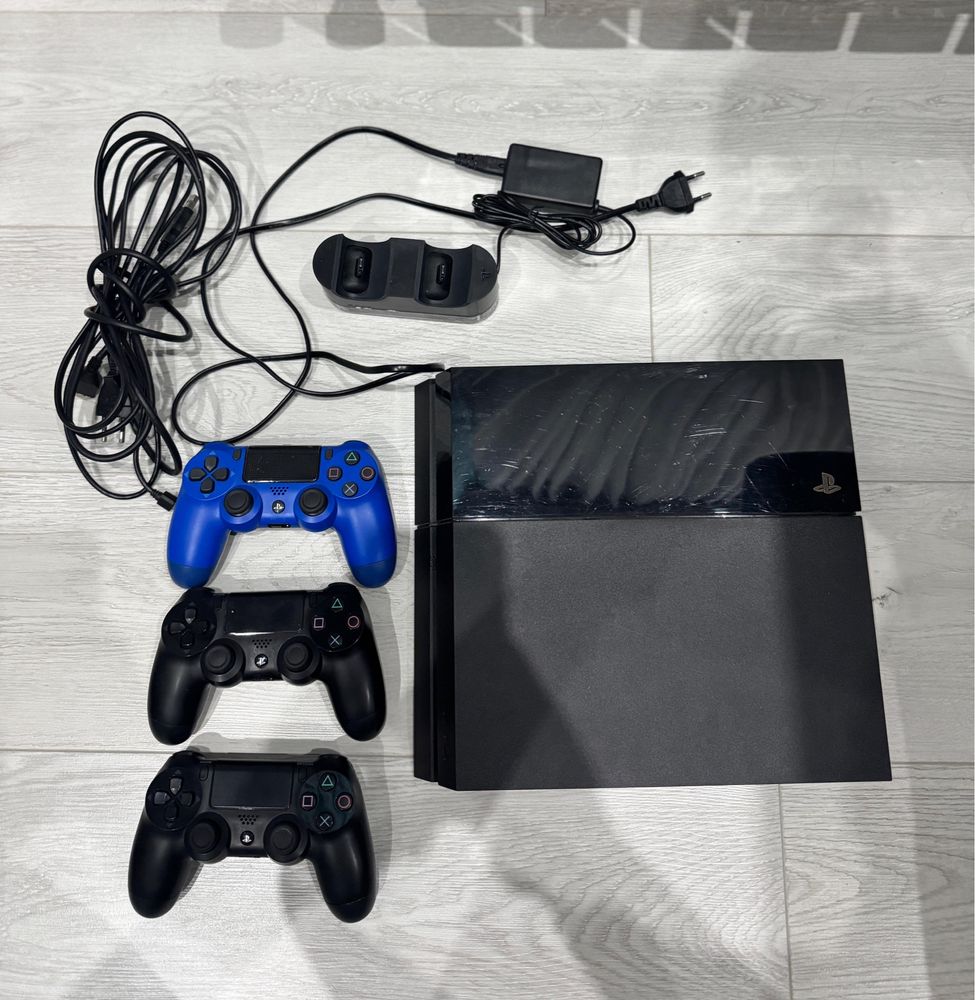 PlayStation 4 в хорошем состояние