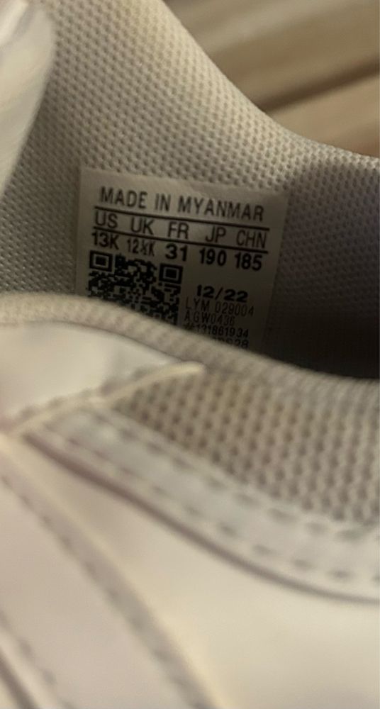 Дести обувки Adidas