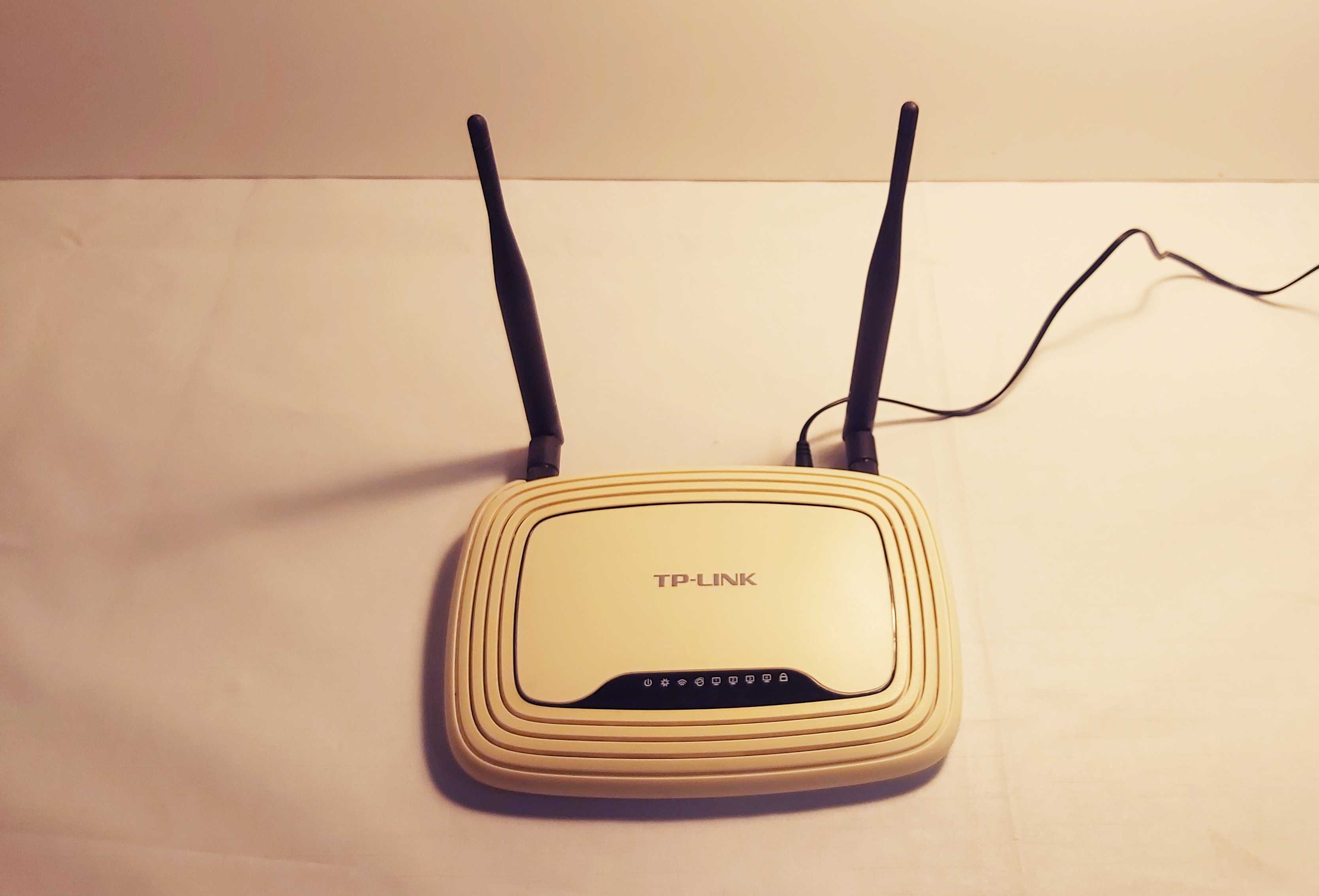 •	Router TP-Link 300 Mb/s