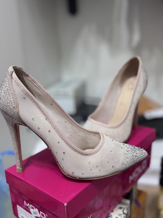 Туфли сатылады. 1-2 рет киилген тек.