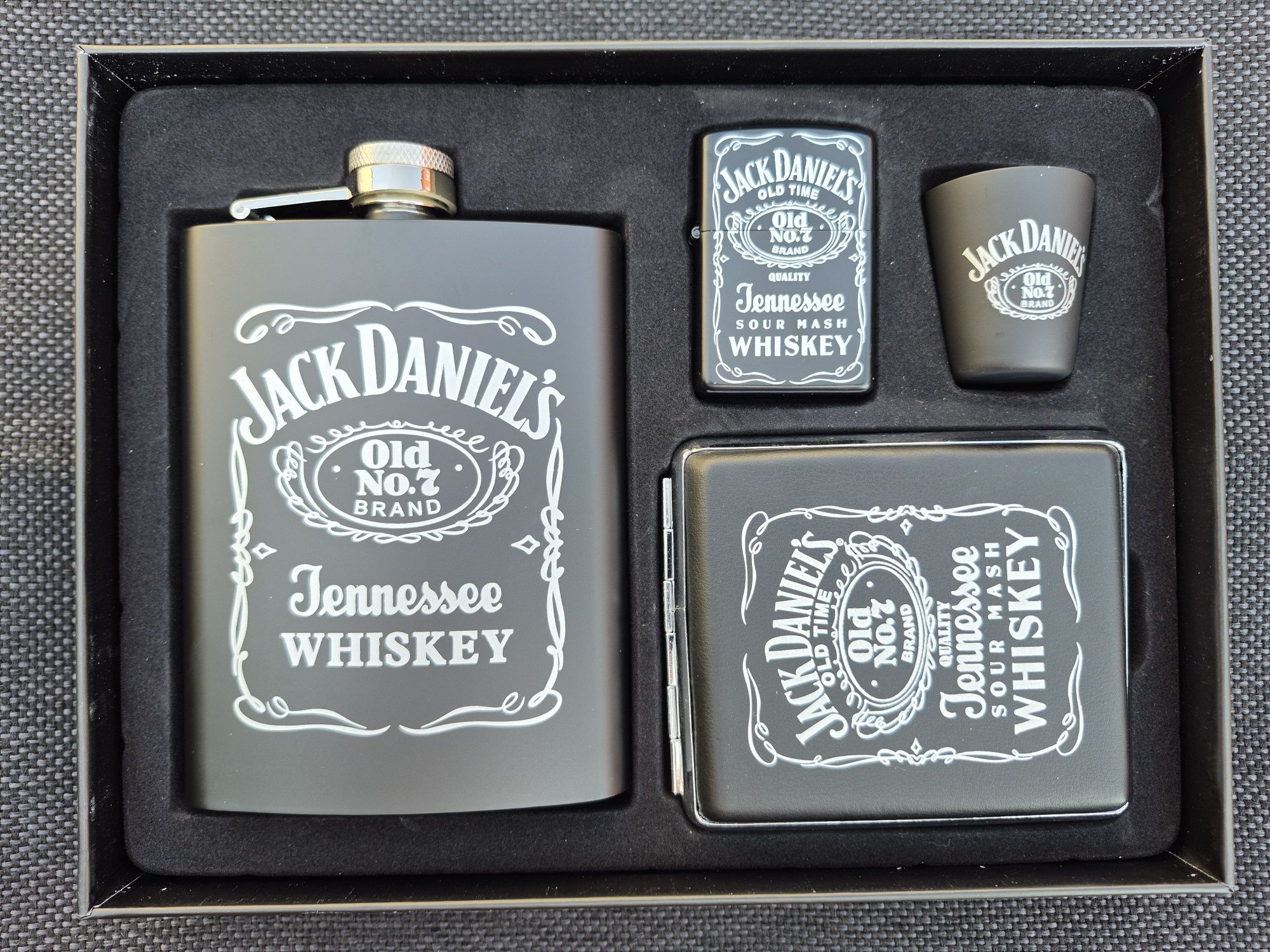 Подаръчен комплект Jack Daniel's,манерка,запалка и чаши ,четири модела