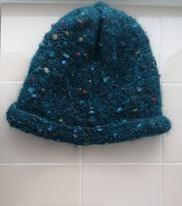 Зимна вълнена шапка - френски стил ( истинска вълна )
