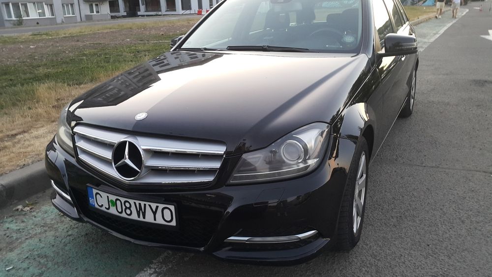 Mercedes C250 204cp cu cutie manuală.