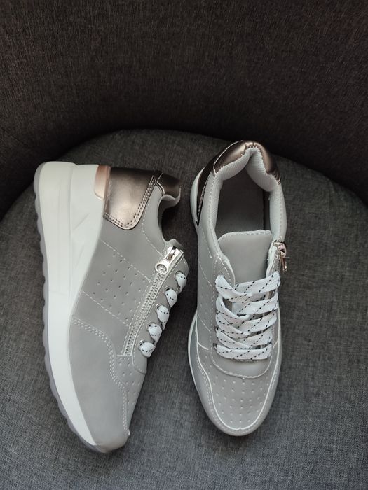 Нови сиви маратонки на платформа