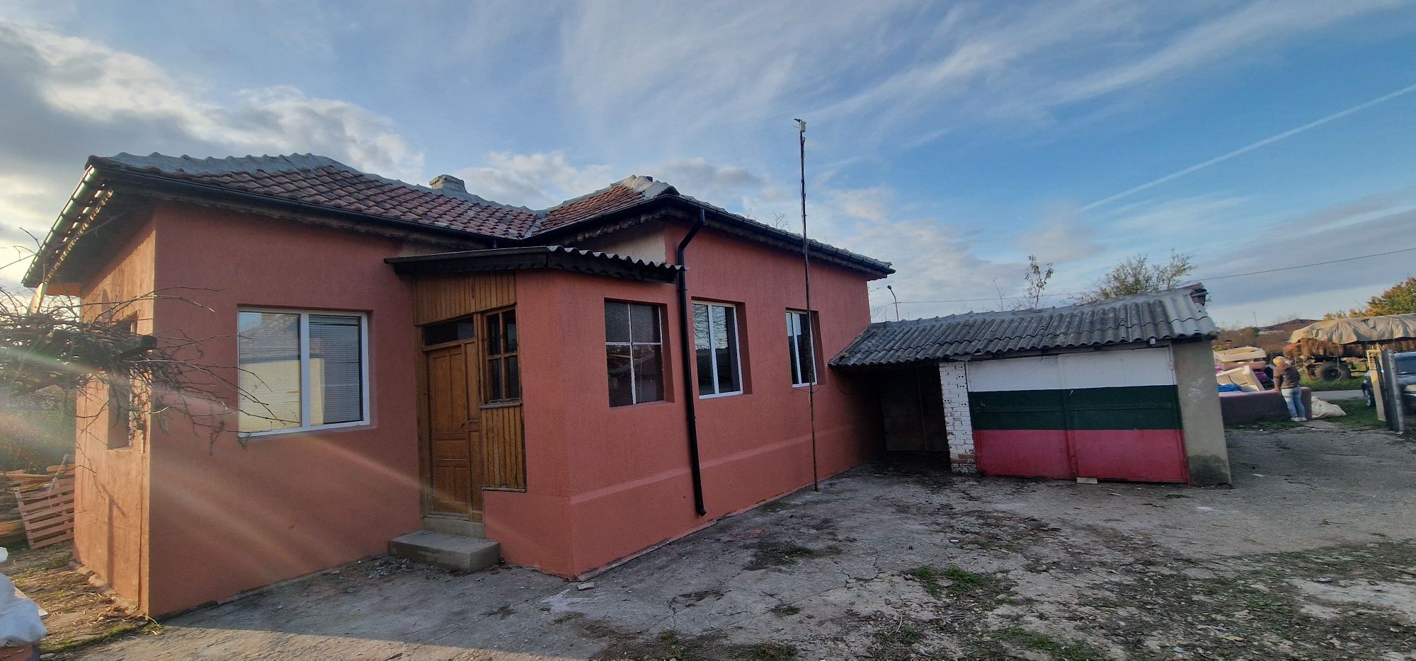 Къща 80 кв   СОБСТВЕН ДВОР 1000 кв