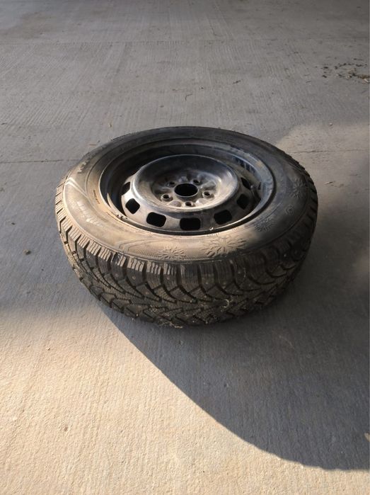 Диск с зимней шипованной резиной. Разболтовка 5/100