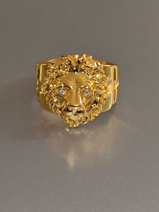 Златист мъжки пръстен с глава на лъв
