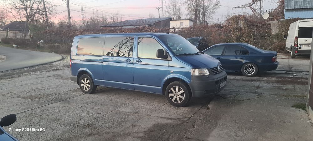 Vând volkswagen transporter T5 8+1 2005