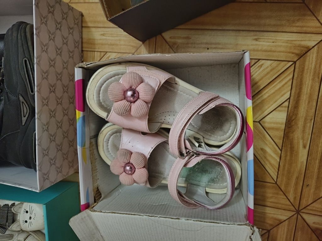 Продаю детскую обувь на девочку