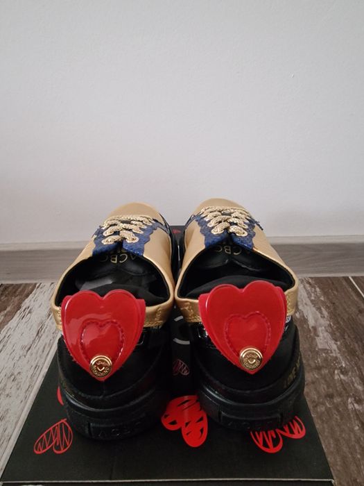 Обувки на Moschino