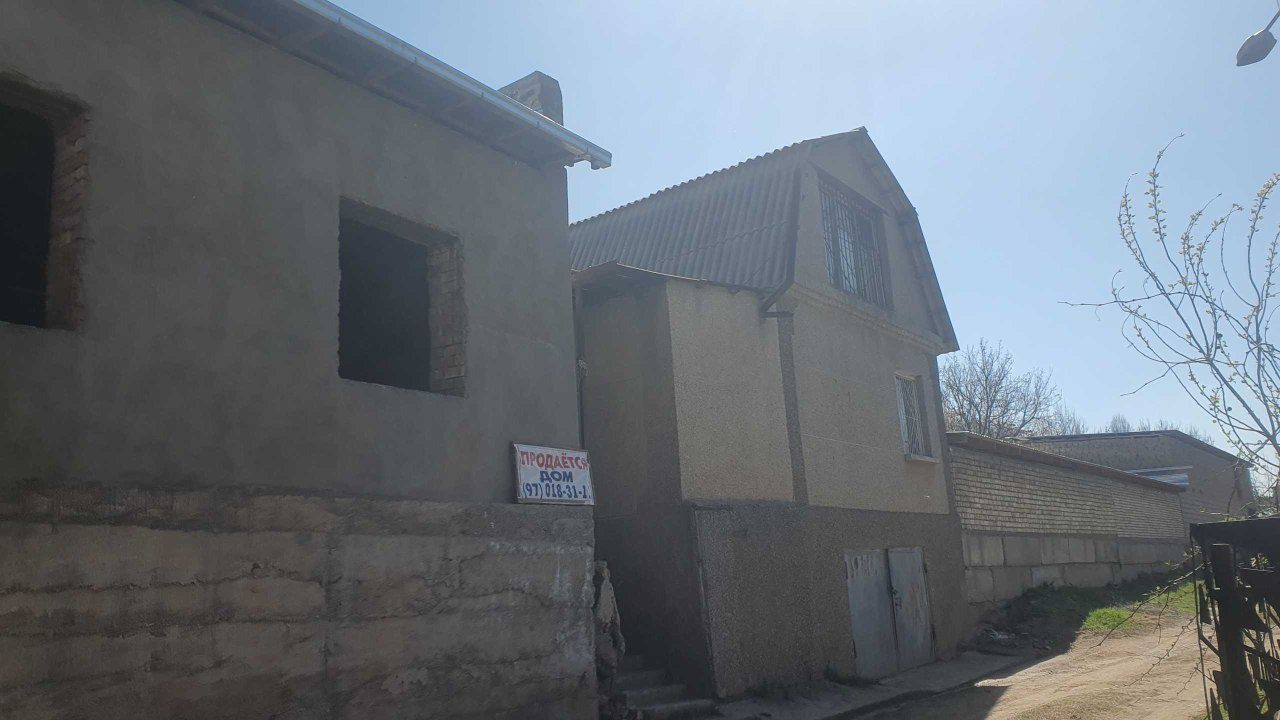 Xovli uy sotiladi,molxonasi,garaji bor JALAYRda