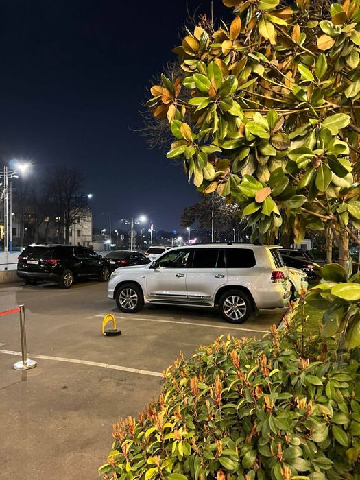 Продаю безупречный Toyota Land Cruiser 200 GXR V6 в редком цвете