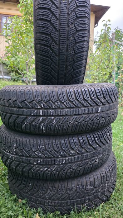 Vand 4 cauciucuri 215 65 R16 Semperit de iarna