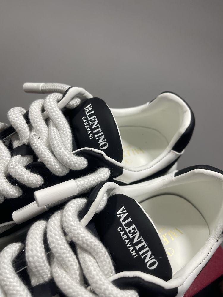 Valentino Garavani One Stud Black White