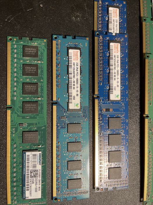 Memorii RAM DDR3 de 2Gb fiecare