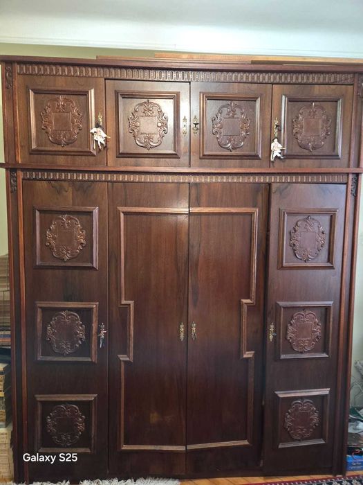 Mobila din lemn masiv pentru dormitor