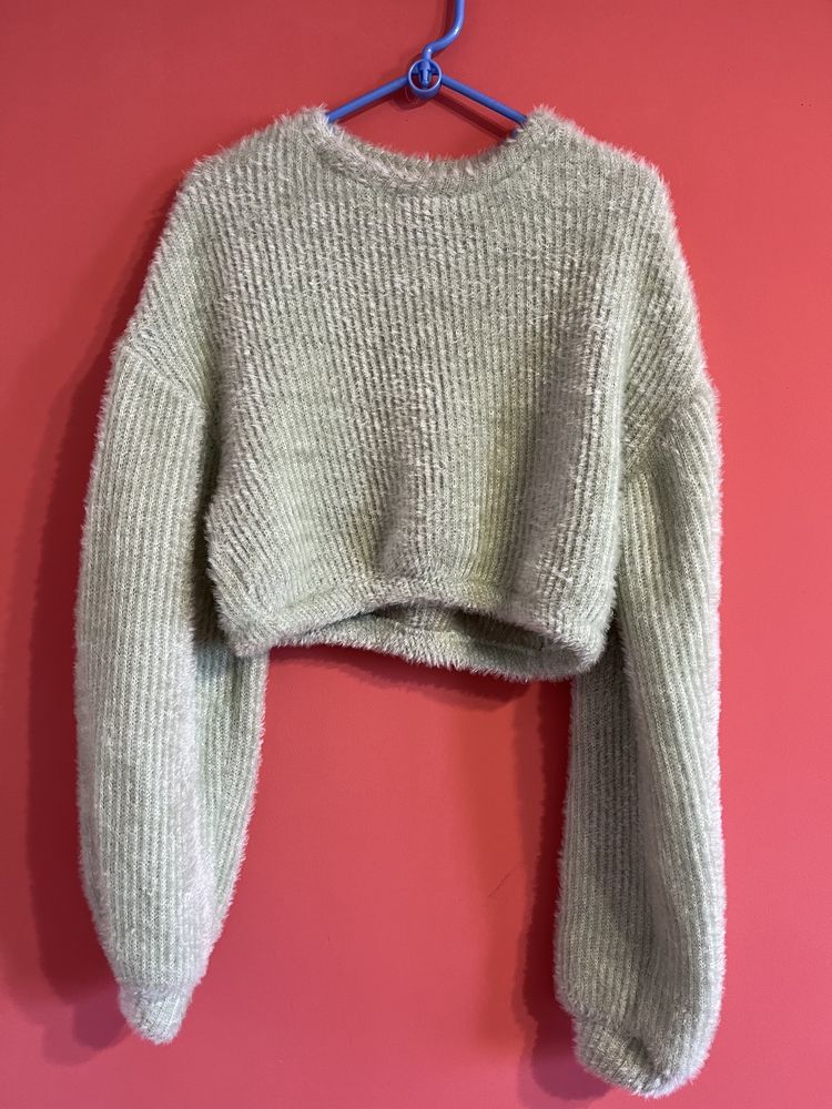 Дамски скъсен пухен пуловер, блуза Bershka