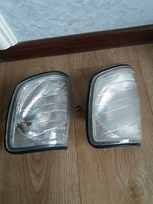 Новые правые поворотники на Mercedes W124