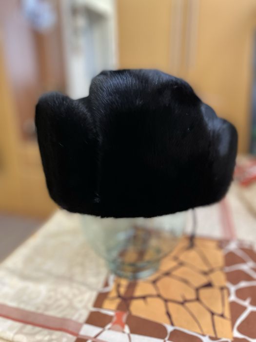 Продам две норковые шапки .