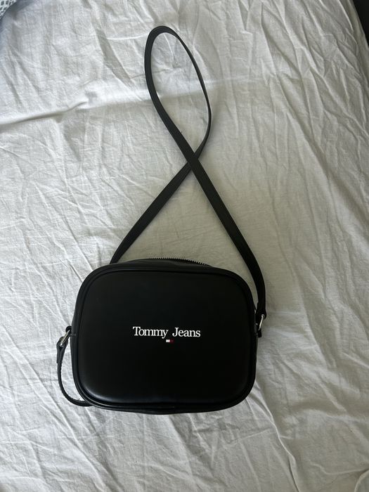 Vand geanta Tommy Jeans purtata o singura data