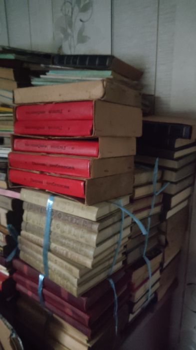 Продам книги бу  классика Горький, Толстой, Пушкин,Есенин