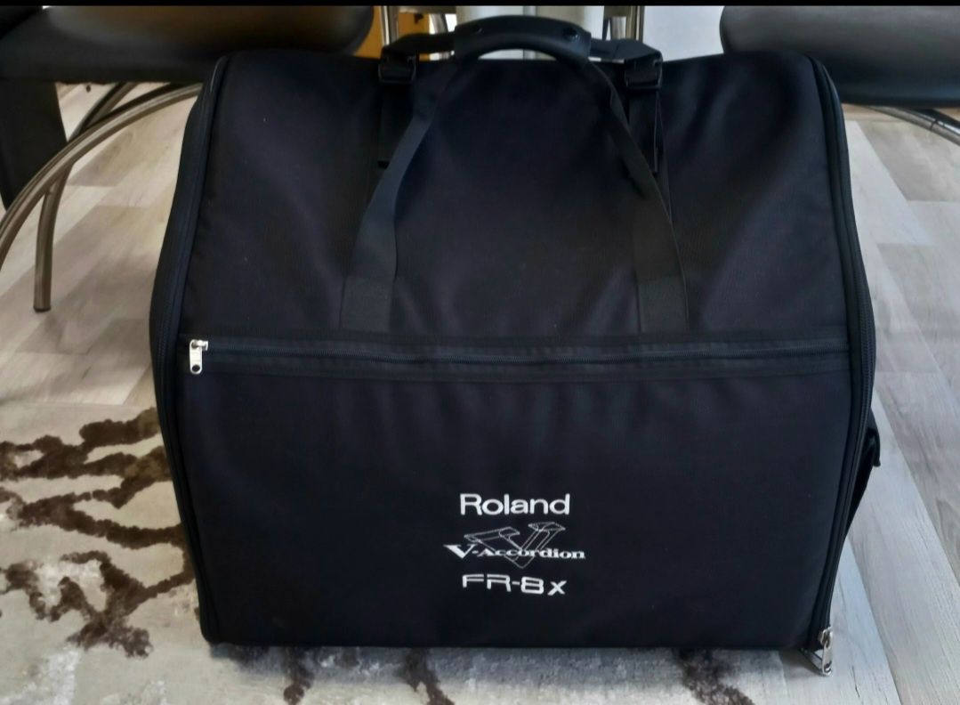 Ofer Garanție Notariala Doi Ani. Acordeon Roland fr 8x.ca si Nou .