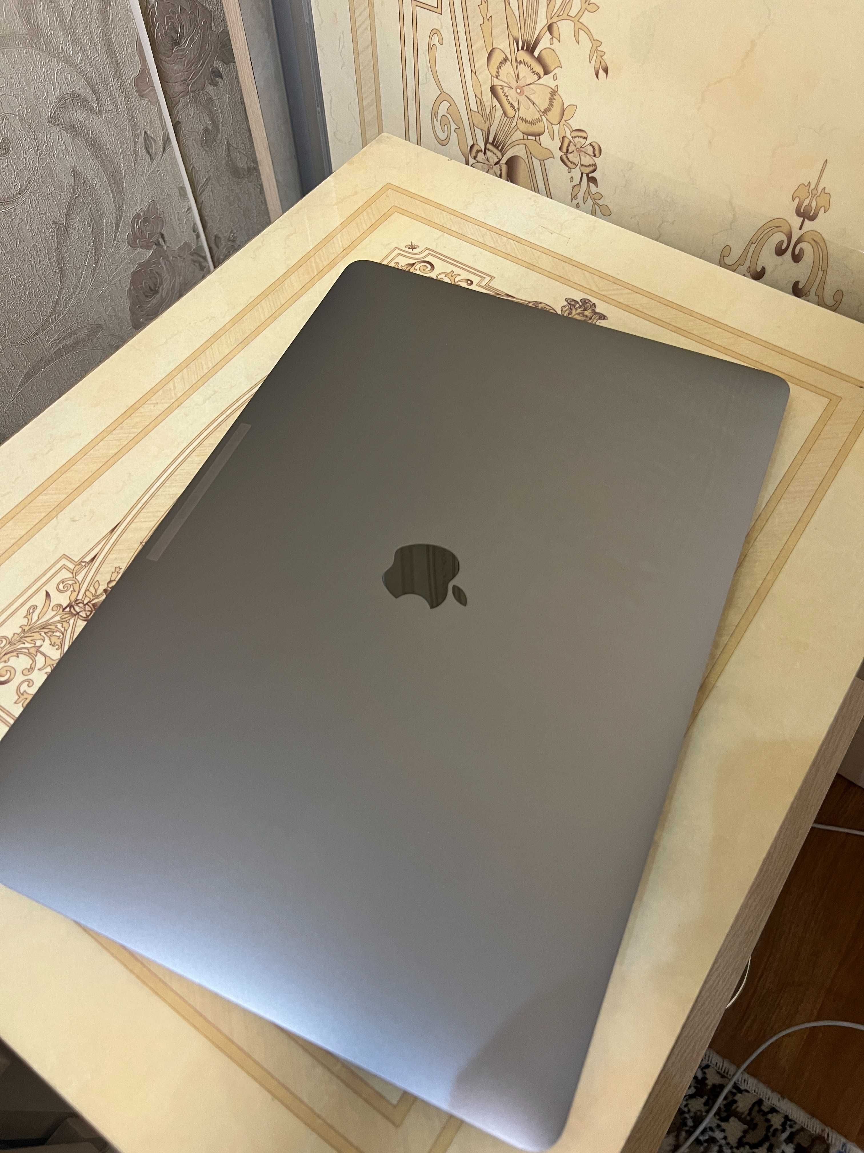 Macbook Pro 15-inch, 2017, i7, 16/256, Touchbar