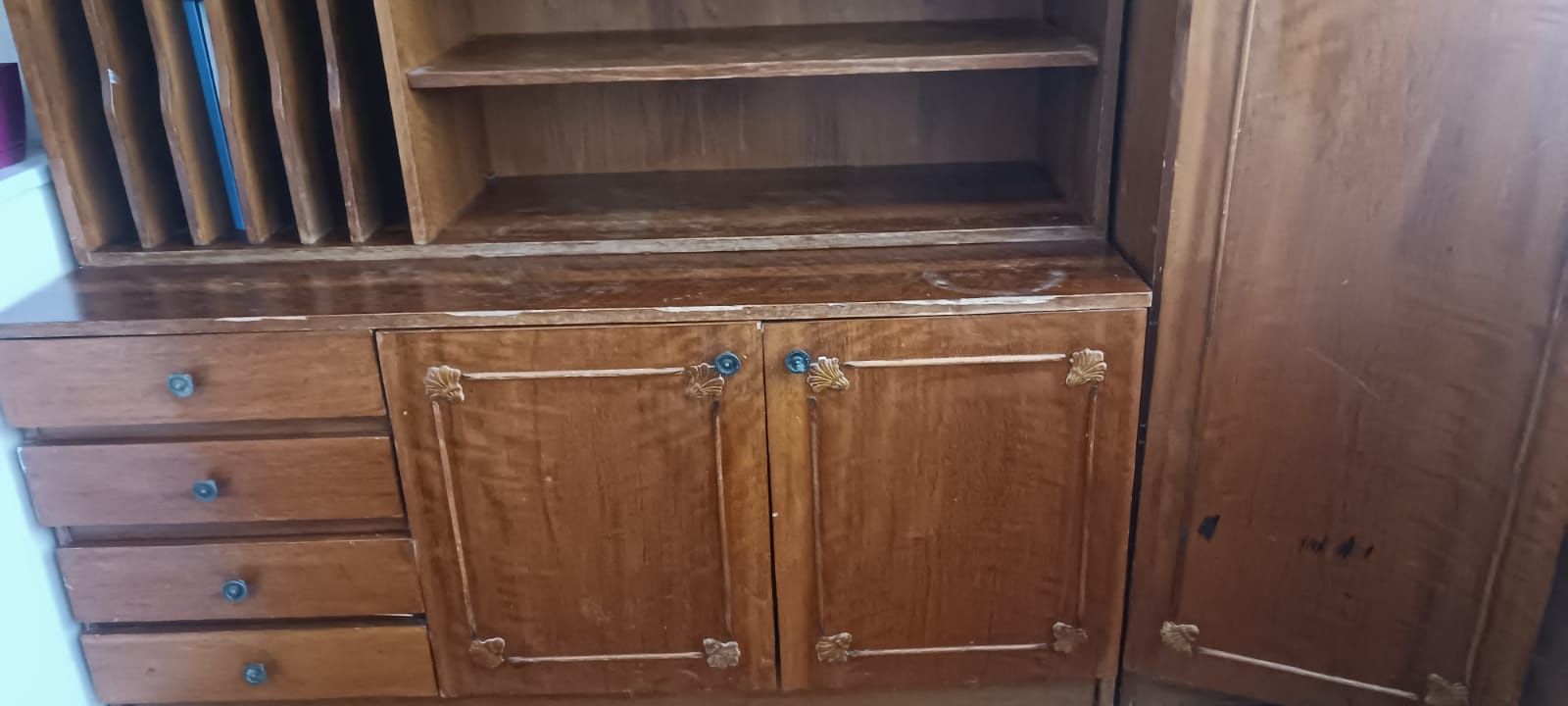 Сервант в хорошем состоянии