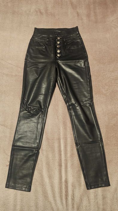 Pantaloni negri piele