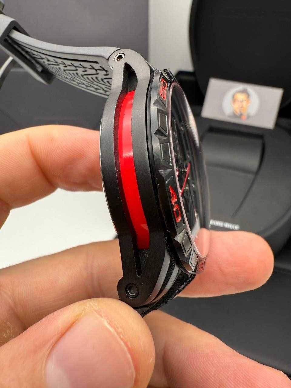 Roger Dubuis Spyder черно червено