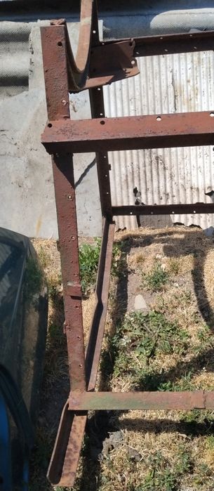 Метална стойка с ориг.дъги за поставяне на варел,бидон др.под. съдове