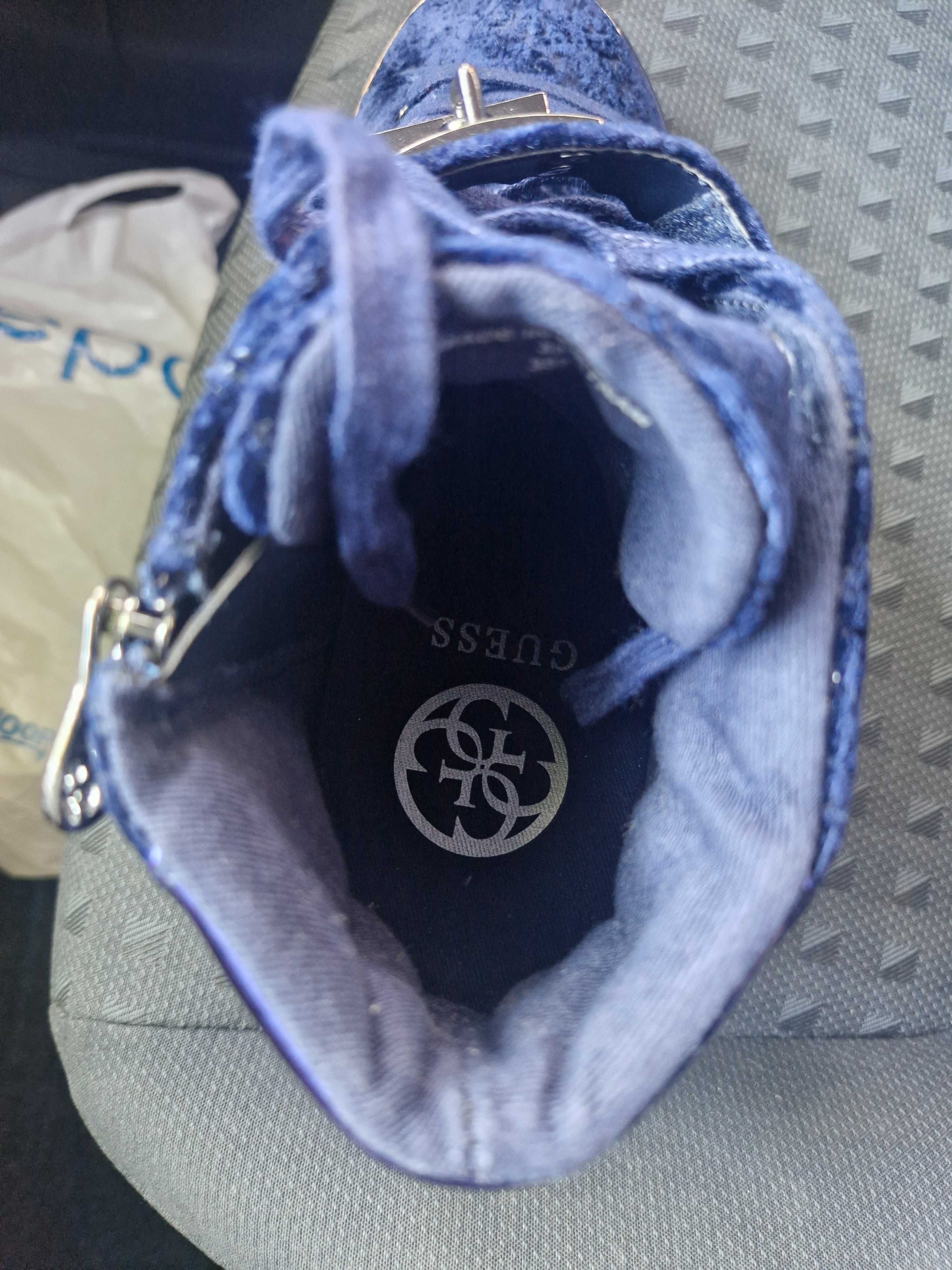 Женски боти, обувки Guess.